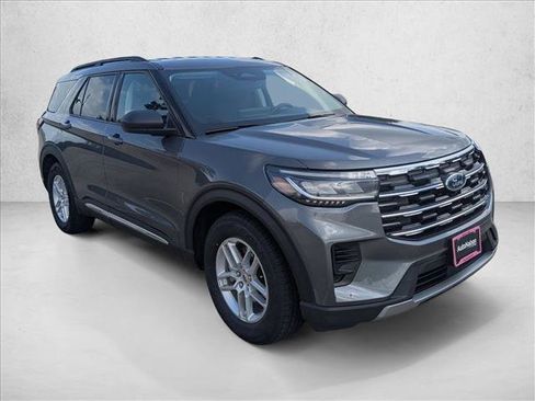 Used 2025 Ford Explorer Active RWD image 3