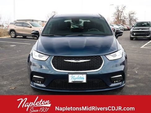 Used 2025 Chrysler Pacifica Select image 2