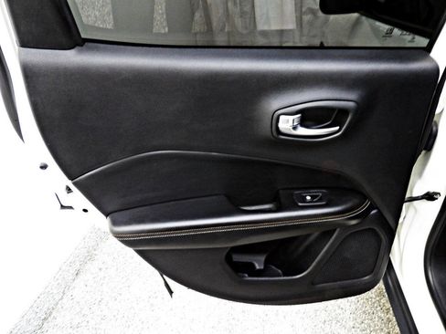 Used 2021 Jeep Compass Latitude image 9