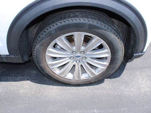 Used 2023 Ford Explorer Limited w/ Hybrid Equipment Group 310A AWD/4WD image 3