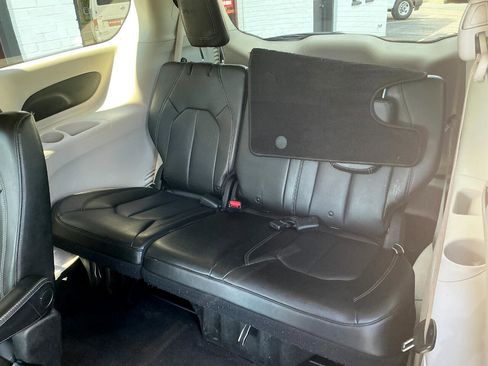 Used 2021 Chrysler Voyager Lxi image 17