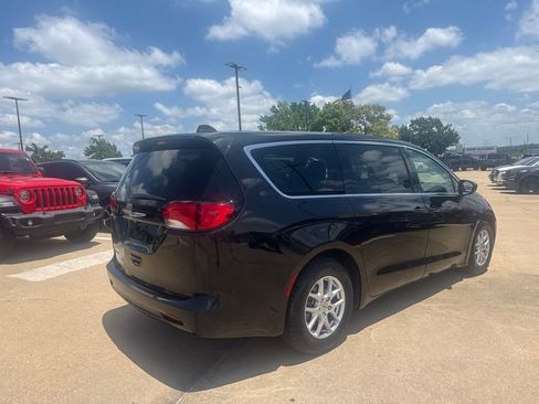 Used 2023 Chrysler Voyager LX FWD image 3
