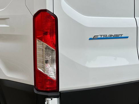 Used 2023 Ford E-Transit Medium Roof image 31