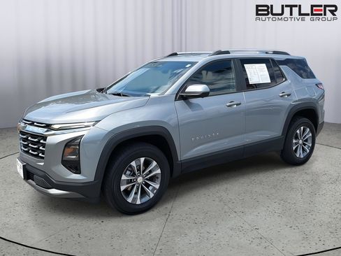 Used 2025 Chevrolet Equinox LT w/ Convenience Package II FWD image 2