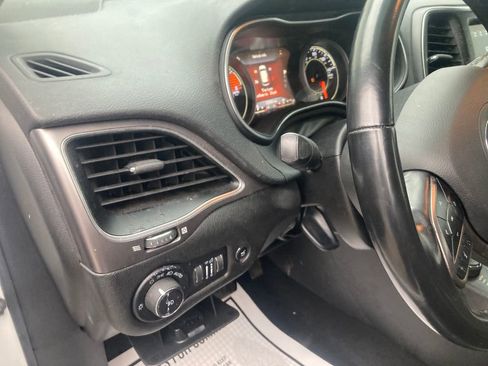 Used 2021 Jeep Cherokee Latitude Lux w/ Comfort/Convenience Group image 17