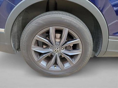 Used 2023 Volkswagen Tiguan SE w/ Panoramic Sunroof Package FWD image 11