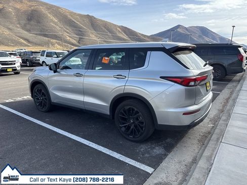 Used 2022 Mitsubishi Outlander SE image 3