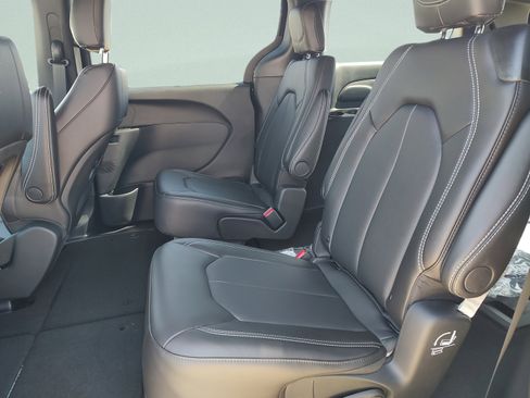 New 2026 Chrysler Pacifica Select image 29