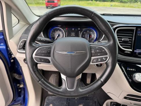 Used 2021 Chrysler Pacifica Touring-L w/ Uconnect Theater Family Group AWD/4WD image 13