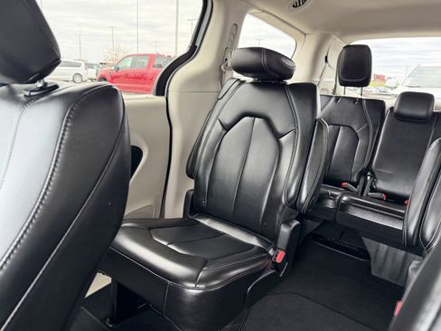 Used 2024 Chrysler Pacifica Touring-L FWD image 12