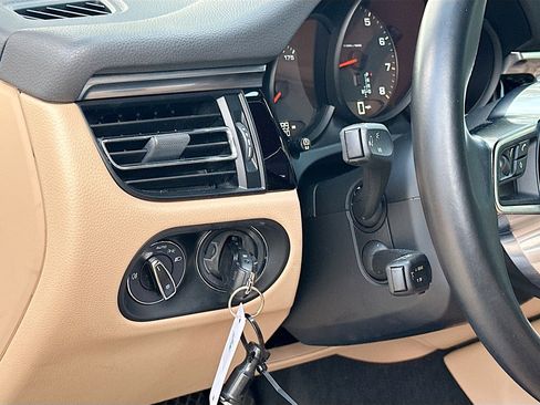 Used 2019 Porsche Macan Base image 10