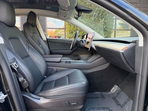 Used 2022 Tesla Model Y Long Range image 32