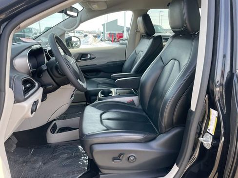 Used 2024 Chrysler Pacifica Limited FWD image 7