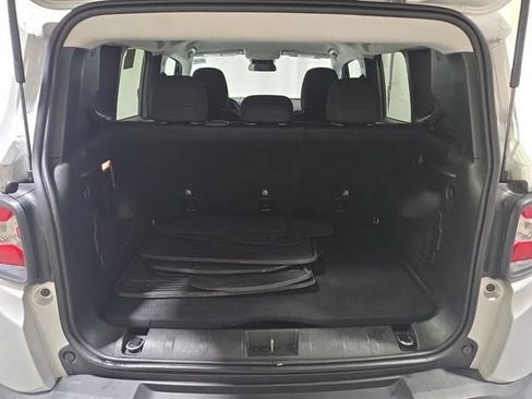 Used 2020 Jeep Renegade Latitude FWD image 18
