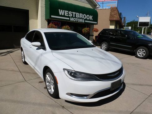 Used 2017 Chrysler 200 Limited w/ Convenience Group FWD image 1