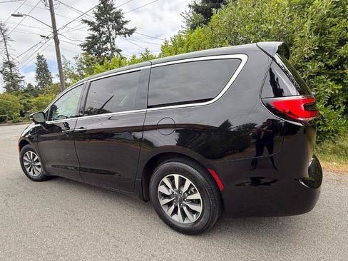 Used 2024 Chrysler Pacifica Limited FWD image 13