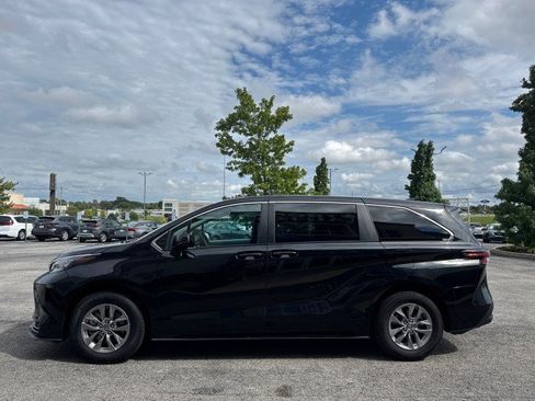Used 2025 Toyota Sienna LE FWD image 13