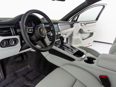 New 2026 Porsche Macan image 4