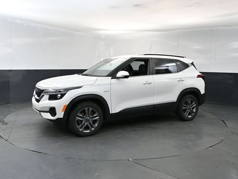 Certified 2023 Kia Seltos S w/ Navigation Package AWD/4WD image 2