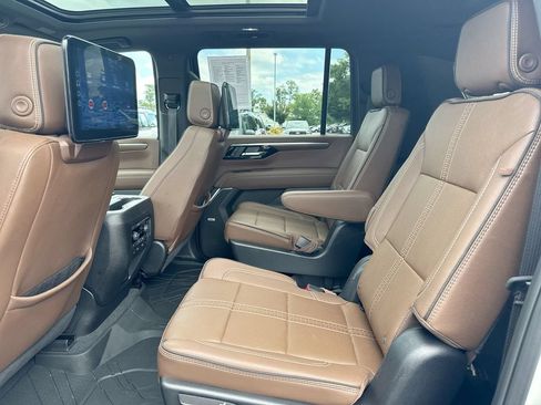 Used 2025 Chevrolet Suburban High Country AWD/4WD image 24