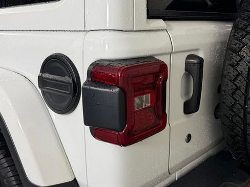 Used 2019 Jeep Wrangler Unlimited Sahara AWD/4WD image 13