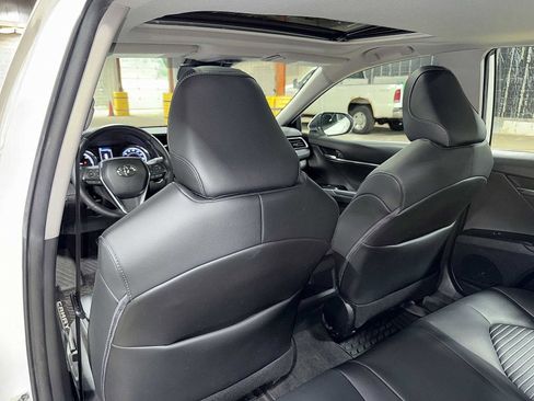 Used 2020 Toyota Camry SE w/ Sunroof Package FWD image 28