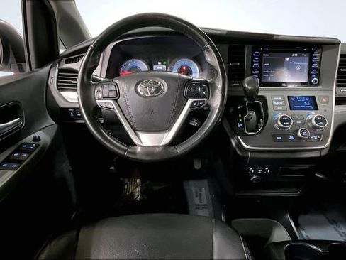 Used 2020 Toyota Sienna SE w/ SE Preferred Package image 5
