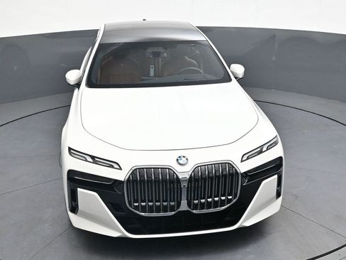 Used 2024 BMW 740i xDrive AWD/4WD image 25