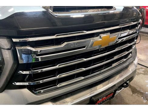 Used 2024 Chevrolet Silverado 2500 LTZ w/ LTZ Convenience Package image 32