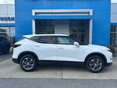 Used 2025 Chevrolet Blazer LT image 2
