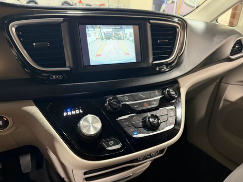 Used 2021 Chrysler Voyager L FWD image 45