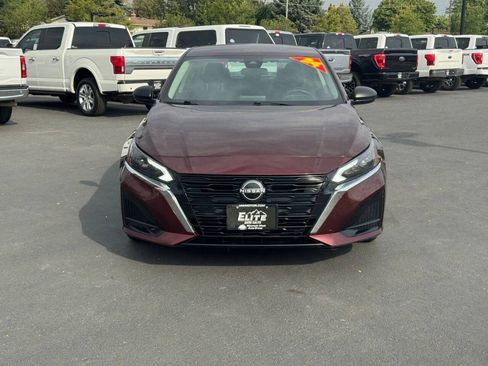 Used 2024 Nissan Altima 2.5 SV FWD image 2