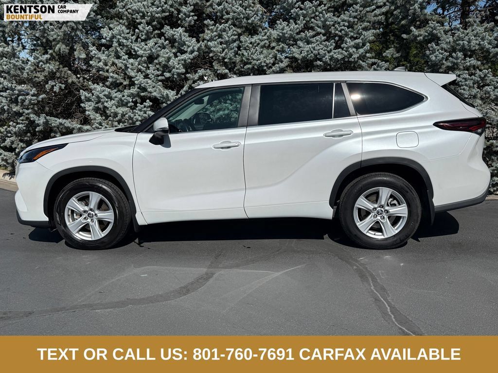 Used 2025 Toyota Highlander LE AWD/4WD image 4
