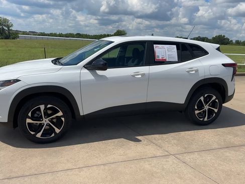 Used 2025 Chevrolet Trax RS w/ Sunroof Package FWD image 5