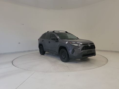Used 2020 Toyota RAV4 LE FWD image 5