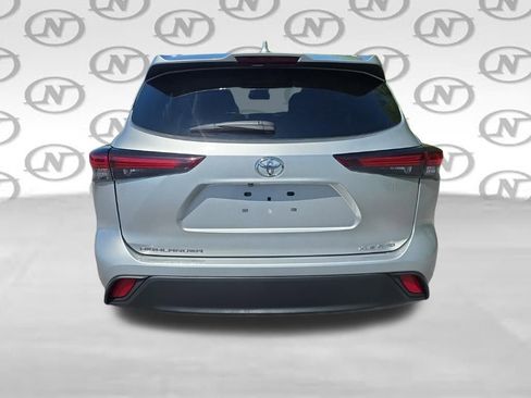 Used 2024 Toyota Highlander XLE AWD/4WD image 11