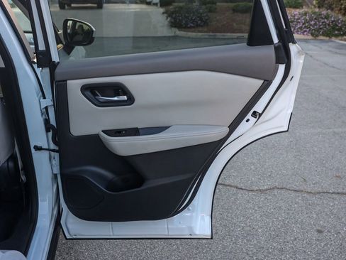 Used 2025 Nissan Rogue SV image 18