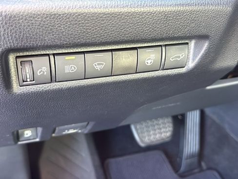 Used 2019 Toyota RAV4 Limited image 12