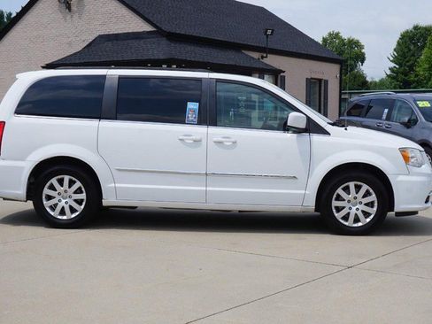 Used 2014 Chrysler Town & Country Touring FWD image 2