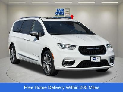 Used 2025 Chrysler Pacifica Pinnacle w/ Trailer Tow Group