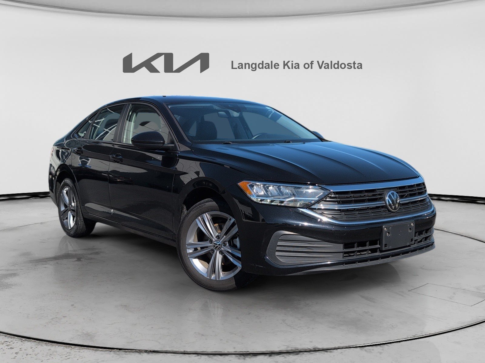 Used 2024 Volkswagen Jetta SE FWD image 2