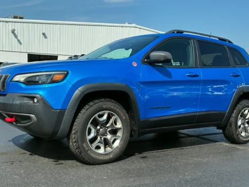 Used 2019 Jeep Cherokee Trailhawk w/ Cold Weather Group AWD/4WD image 1