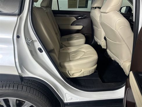 Used 2021 Toyota Highlander Platinum image 15