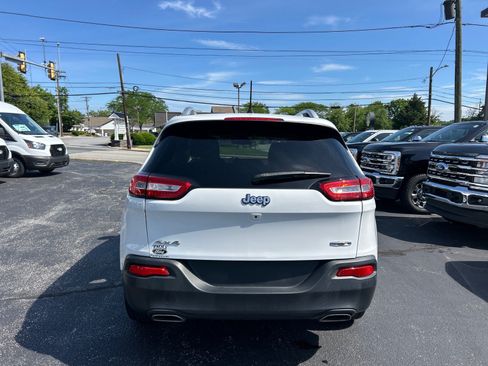 Used 2016 Jeep Cherokee Latitude w/ Cold Weather Group AWD/4WD image 13