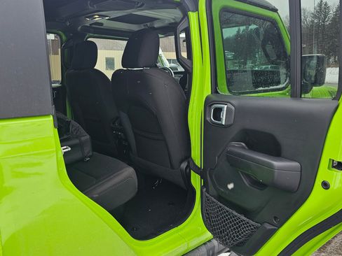 Used 2021 Jeep Gladiator Willys image 9