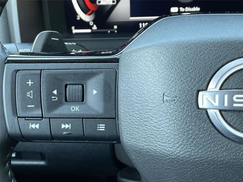 Used 2025 Nissan Rogue SL AWD/4WD image 28