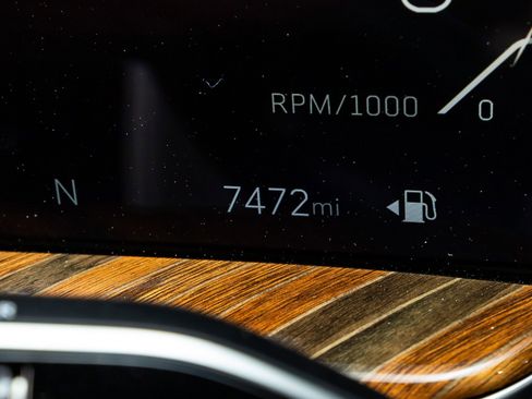 Used 2025 Cadillac Escalade ESV Sport Platinum w/ LPO, ONYX Package image 21