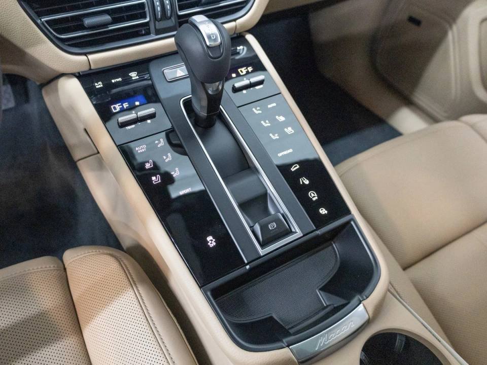 Certified 2026 Porsche Macan AWD/4WD image 7