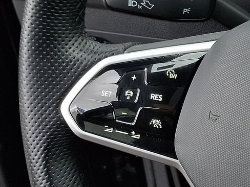 Used 2023 Volkswagen Tiguan SE R-Line image 21