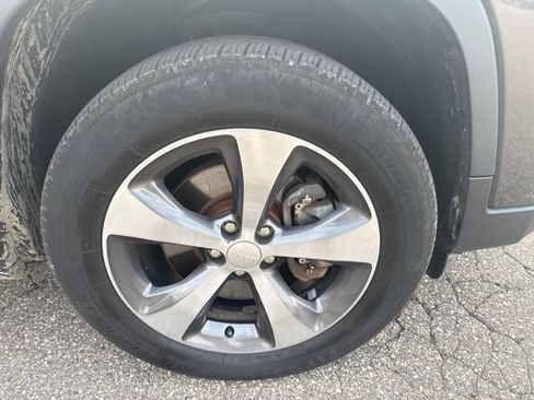 Used 2020 Jeep Cherokee Limited AWD/4WD image 2